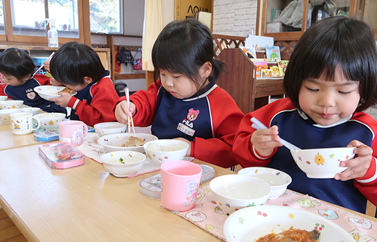 完全園内調理給食を実施しています