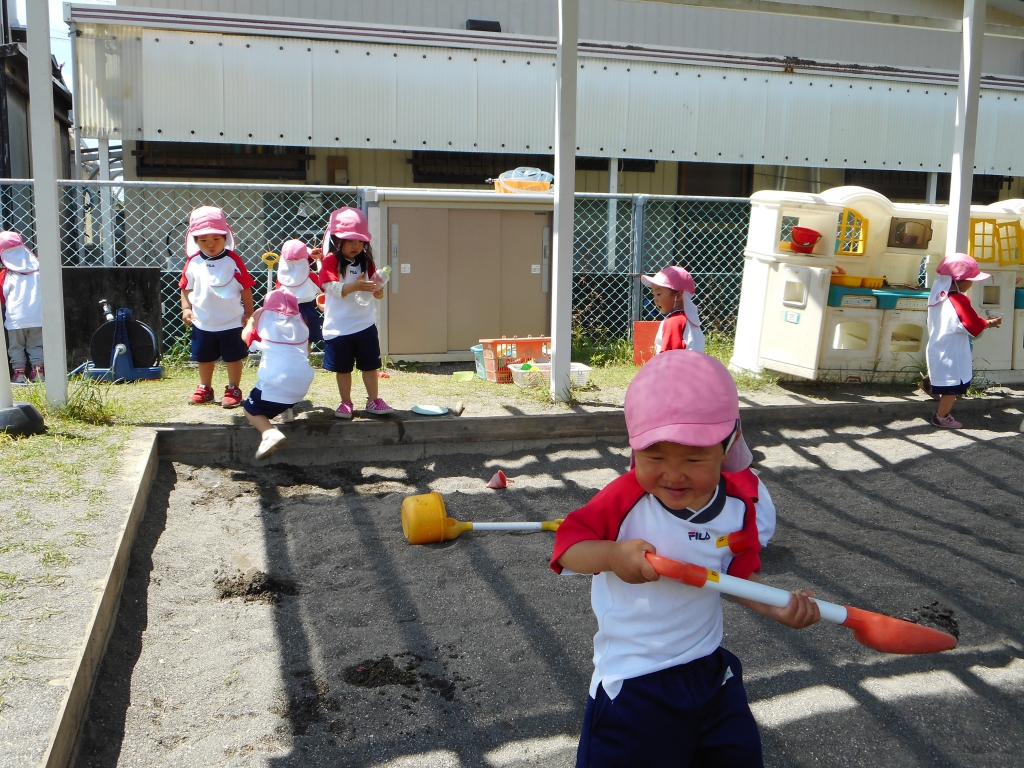 幼稚園の園庭で遊んだよ メロン組 みさと幼稚園 高知市仁井田の幼保連携型認定こども園