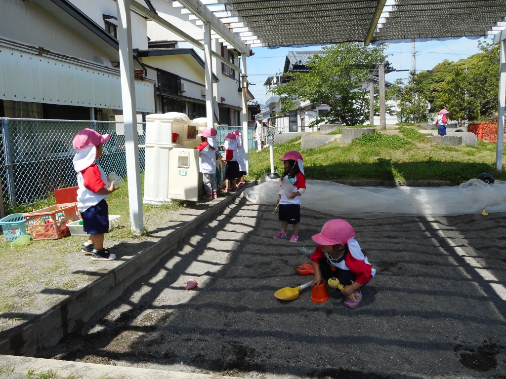 幼稚園の園庭で遊んだよ メロン組 みさと幼稚園 高知市仁井田の幼保連携型認定こども園